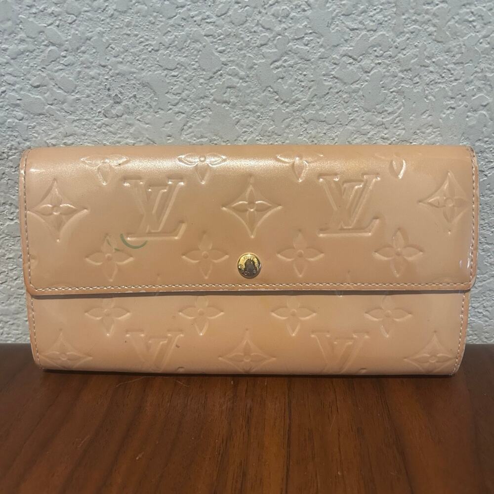 Louis Vuitton Patent Vernis Monogram Sarah Wallet in Nudey Beige